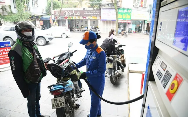 Petrol prices drop by over 300 VND per litre. (Photo: NDO/Thanh Dat)