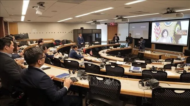 At the online meeting between Deputy Prime Minister Le Minh Khai and US Trade Representative Katherine Tai (Photo: VNA)