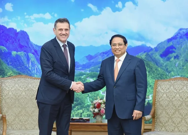 Prime Minister Pham Minh Chinh (R) and the new Bulgarian Ambassador to Vietnam, , at their meeting in Hanoi on April 11. (Photo: NDO)