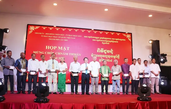 Minister - Chairman of the Government’s Committee for Ethnic Minority Affairs Hau A Lenh presents gifts to monks from Khmer Theravada Buddhist pagodas, retired officials, policy families, and prestigious people among the Khmer people. (Photo: VNA)