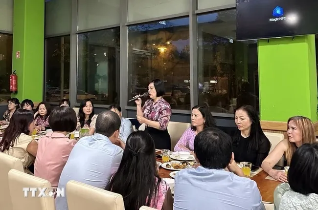 Vietnamese Ambassador to Hungary Nguyen Thi Bich Thao speaks at the get-together (Photo: VNA)