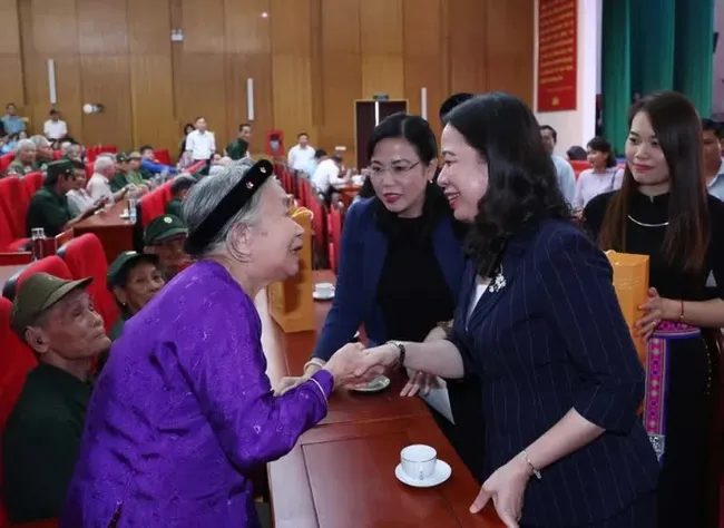 Acting President Vo Thi Anh Xuan (R) and revolution contributors in Dinh Hoa district of Thai Nguyen province. (Photo: VNA)