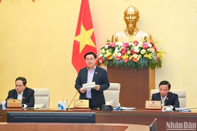 NA Chairman Vuong Dinh Hue speaks at the meeting. (Photo: NDO)
