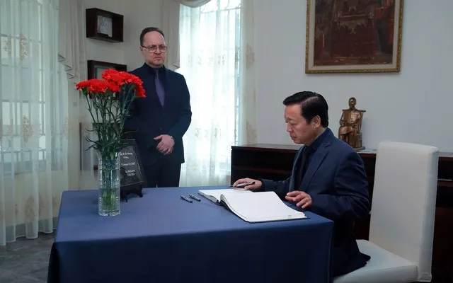 Deputy PM Tran Hong Ha writes in the condolence book. (Photo: VGP)