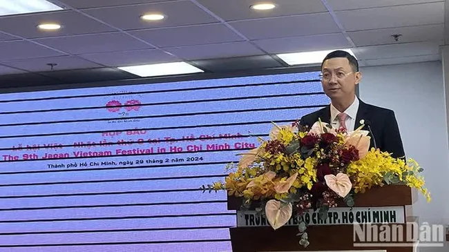 Director of the Ho Chi Minh City Department of External Affairs speaks at the press brief. (Photo: NDO)
