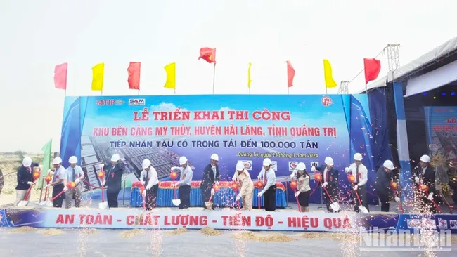 The ceremony to kick off construction of My Thuy Port. (Photo: NDO)