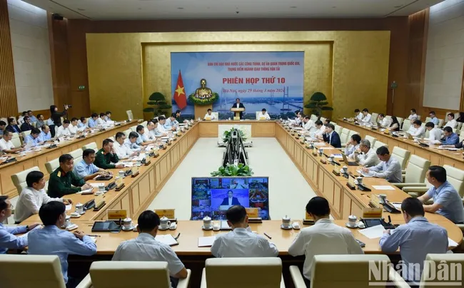 The government leader calls for measures to accelerate key projects in the coming time.