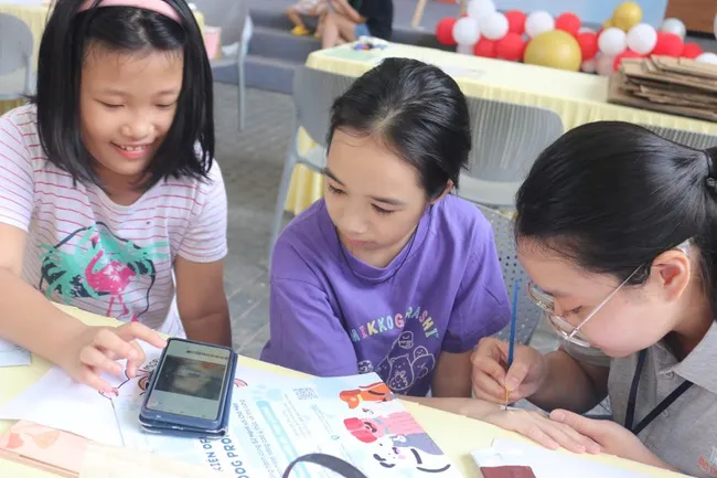 Reading books helps children to develop their thinking and to build a good personality. Photo: Hanoi Book Street