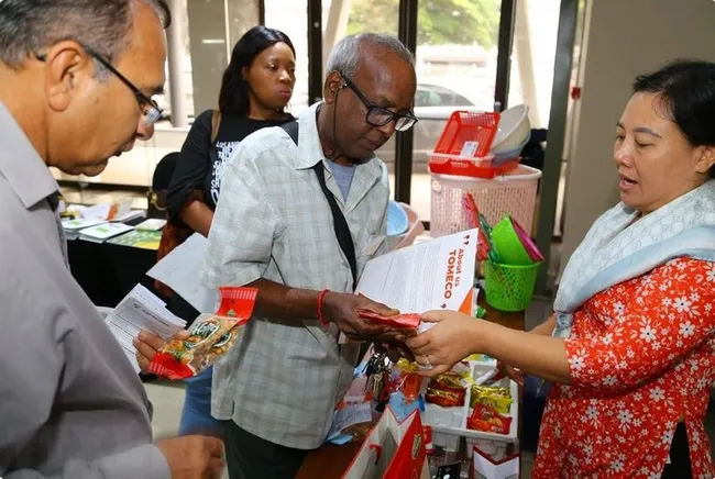 Vietnamese company introducing products at a trade event (Photo: VNA)