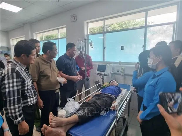 Leaders of the Dong Nai province People’s Committee visit an injured victim of the accident (Photo: VNA)
