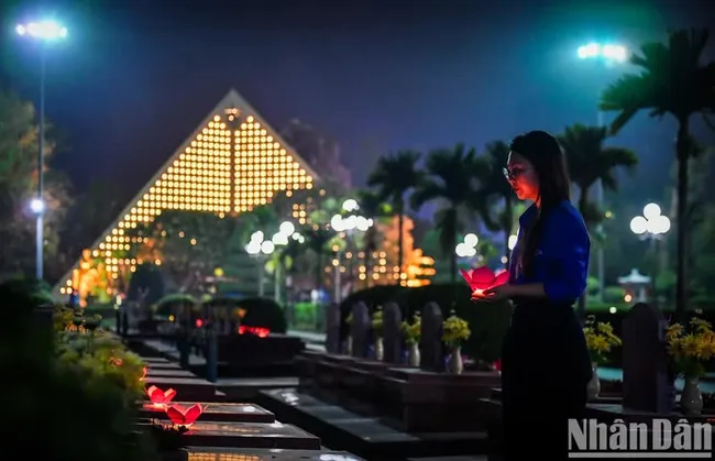 Candles lit to commemorate fallen soldiers in Dien Bien Phu battle (Photo: NDO)