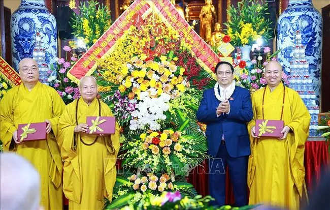 Prime Minister Pham Minh Chinh at Quan Su Pagoda on May 22 (Photo: VNA)