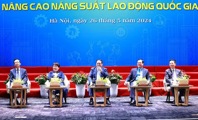 PM Pham Minh Chinh (center) attends the national forum on labour productivity. (Photo: VNA)