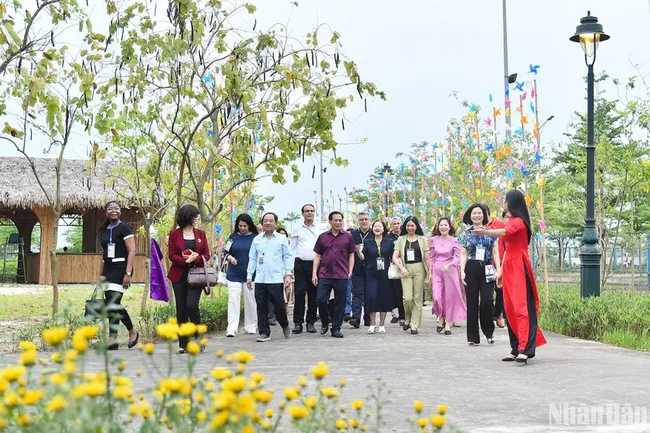 Minister of Foreign Affairs Bui Thanh Son and his spouse Vu Thi Bich Ngoc and the delegates attend the event