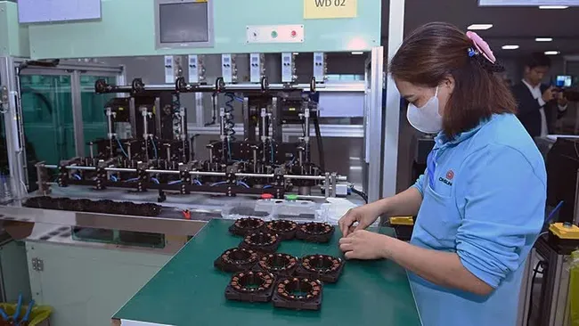 Producing led screen components at Ohsung Vina Company, Lien Ha Thai Industrial Park, Thai Binh Province. (Photo: Duy Linh)