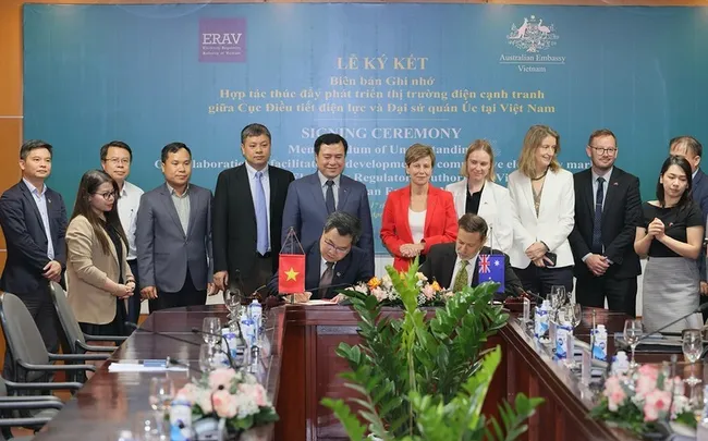 The signing ceremony between the Australian Embassy and the Electricity Regulatory Authority of Vietnam.