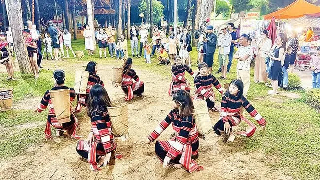 Ba Na ethnic minority girls in Gia Lai Province are graceful in dances and songs. (Photo: Kien Quoc)