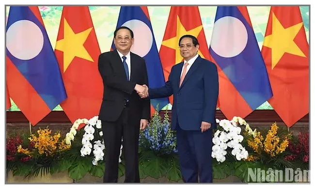 Vietnamese PM Pham Minh Chinh (R) and his Lao counterpart Sonexay Siphandone in Hanoi on April 22 (Photo: NDO)