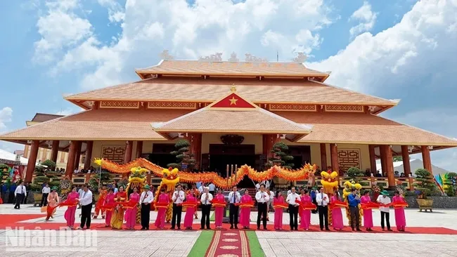 Deputy Prime Minister Le Minh Khai, along with leaders of central and local ministries, departments, and branches, cuts the ribbon to inaugurate the temple. (Photo: NDO)