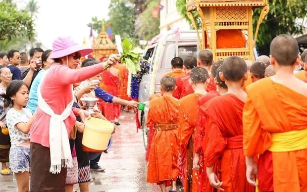 People celebrate the traditional festival Bunpimay of Laos. (Photo: tapchilaoviet.org)