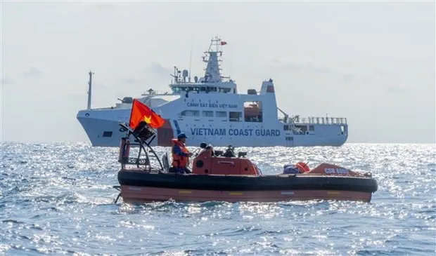 A speedboat transporting sailors of a ship in distress at sea to Vessel CSB 8005. (Photo: VNA)