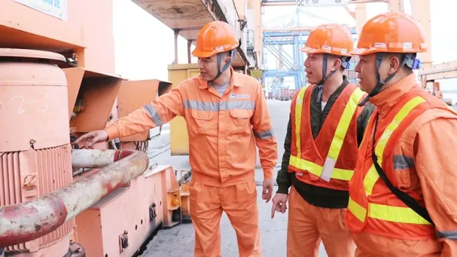 Employees of Tan Vu Port in Hai Phong during working hours. (Photo: NDO)