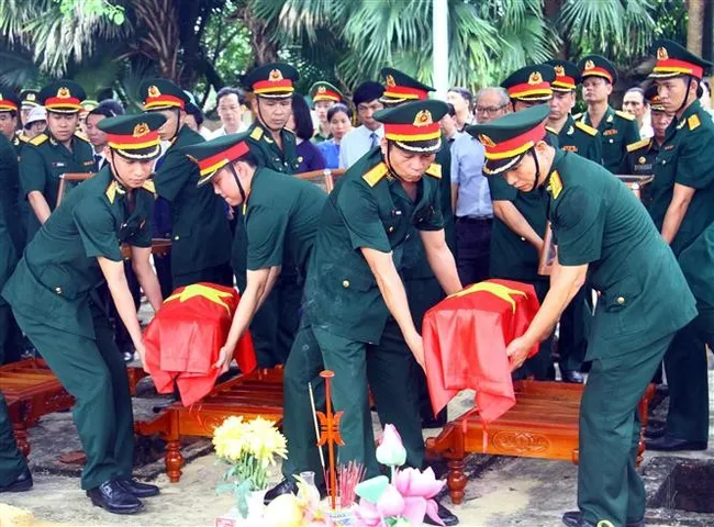 The martyrs' remains are reburied at the Ba Doc martyrs' cemetery in Bo Trach district, the central province of Quang Binh on May 23. (Photo: VNA)