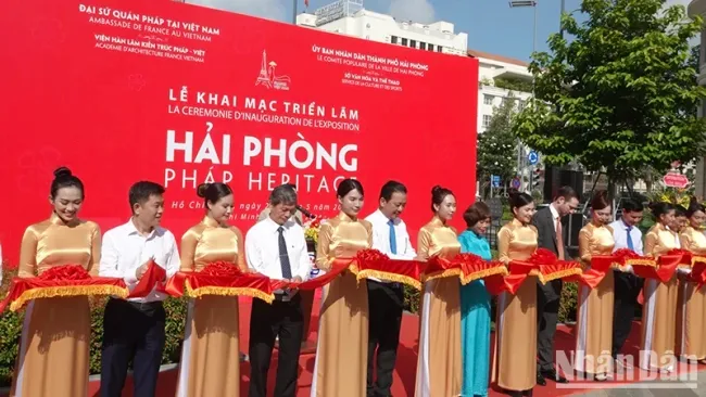 Delegates cutting ribbon to open the exhibition.