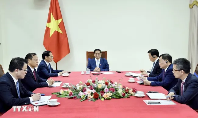 PM Pham Minh Chinh holds phone talks with his Singaporean counterpart Lawrence Wong on May 29. (Photo: VNA)