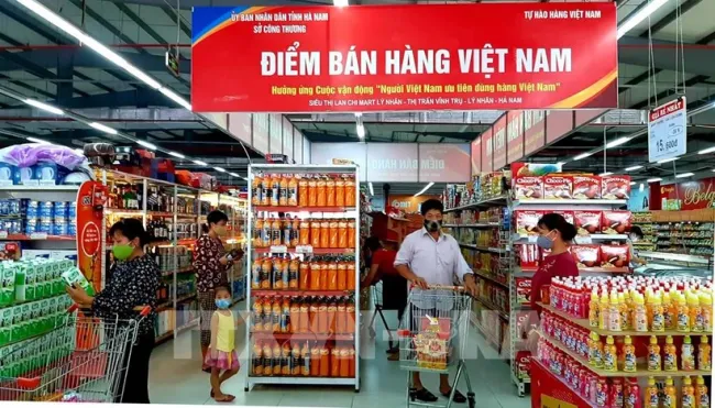 A corner for selling Vietnamese products at a supermarket in Ly Nhan district, Ha Nam province (Photo: VNA)