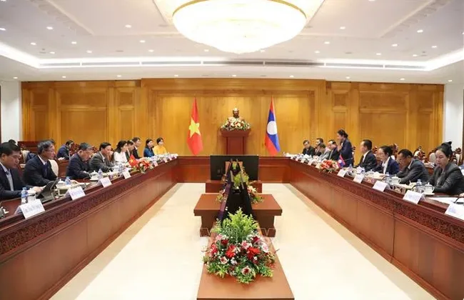 At the talks between Vice Chairman of the Vietnamese National Assembly Nguyen Khac Dinh his Lao counterpart Chaleun Yiapaoher in Viantiane on July 4 (Photo: VNA)