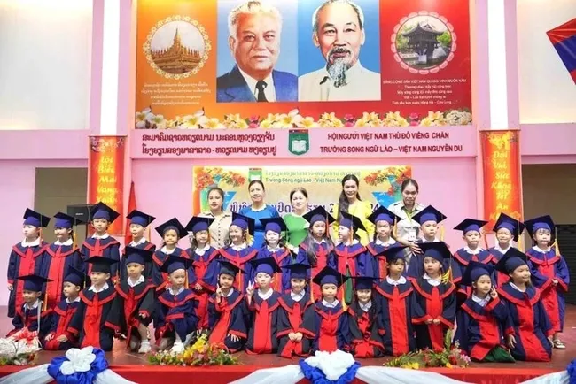 Students and teachers of the Nguyen Du Lao-Vietnamese bilingual language school in Vientiane at the closing ceremony of the school year 2023-2024. (Photo: VNA)