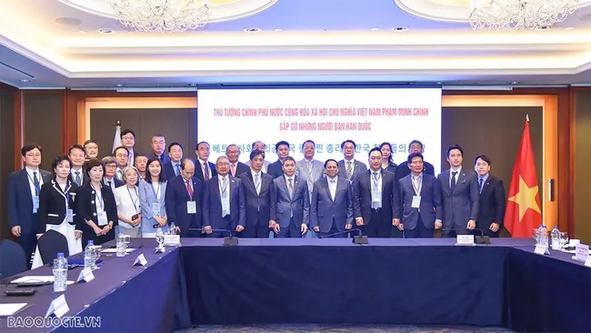 PM Pham Minh Chinh has a meeting with Korean friends with significant contributions to the bilateral relations. (Photo: baoquocte.vn)