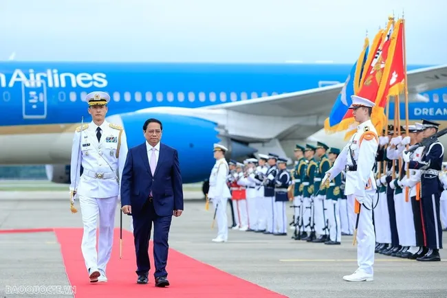 Prime Minister Pham Minh Chinh reviews the guard of honour (Photo: VNA)