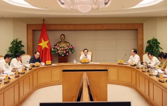 Deputy PM Tran Luu Quang chairs the meeting.