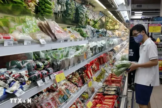 A shopper at a Co.opmart supermarket in Hanoi. (Photo: VNA)