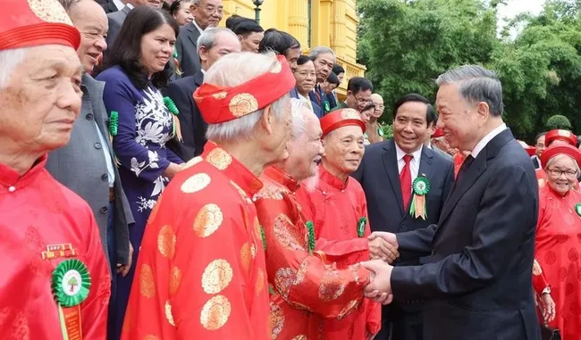 President To Lam and the elderly people. (Photo: VNA)