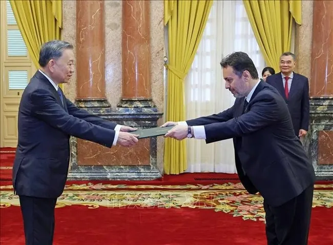 Pakistani Ambassador Kohdayar Marri (right) presents his credentials to President To Lam in Hanoi on June 18. (Photo: VNA)