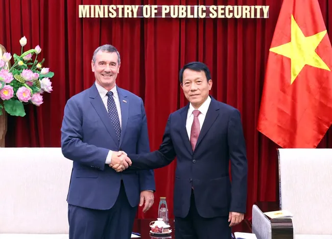 Deputy Minister of Public Security Sen. Lieut. Gen Luong Tam Quang (R) and Administrator of the Transportation Security Administration under the US Department of Homeland Security David Pekoske (Photo: cand.com.vn)