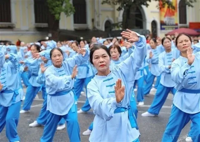 The elderly take part in physical exercise in Hanoi (Photo: VNA)