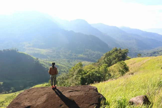 The majestic dinosaur-like mountain ranges and the clear blue streams in the majestic Ta Giang grassland always draw great interest from nature lovers (Photo: megatravel.vn)
