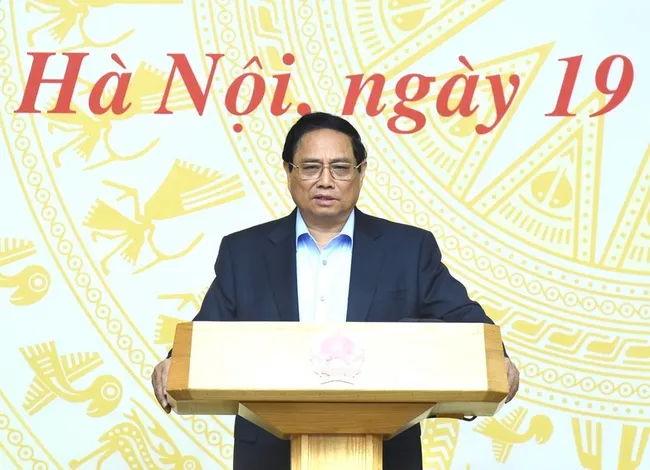 PM Pham Minh Chinh chairs the Government’s hybrid conference with ministers, heads of sectors and chairmen of the People’s Committees of centrally-run cities and province. (Photo: NDO)