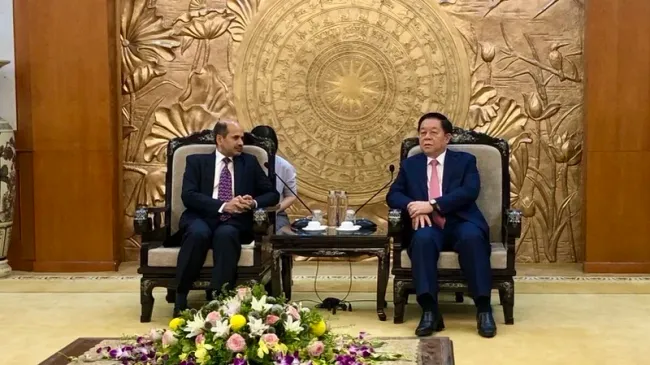 Chairman of the Commission for Information and Education Nguyen Trong Nghia (R) and Indian Ambassador Sandeep Arya (Photo: NDO)