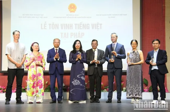 Deputy Minister of Foreign Affairs Le Thi Thu Hang (4th from left) and delegates at the event. (Photo: NDO)