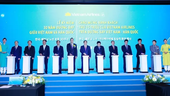 Prime Minister Pham Minh Chinh (C) and other delegates at the ceremony. (Photo: VNA)