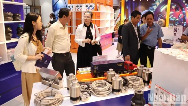 Ho Chi Minh City mechanical and electrical enterprises display products at the showroom of the City Investment and Trade Promotion Centre. (Photo: NDO)