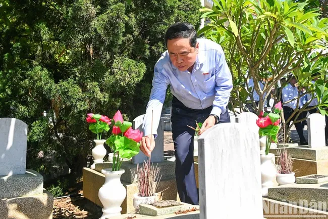 NA Chairman Tran Thanh Man offers incense to fallen soldiers at the Vietnam-Laos International Martyrs' Cemetery. (Photo: NDO)