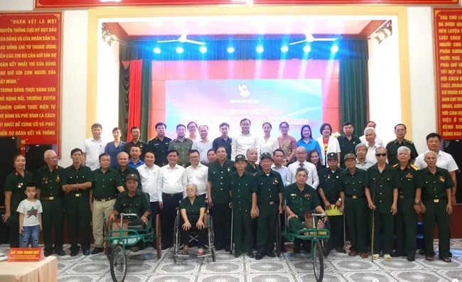 Gifts presented to wounded soldiers in Nghe An Province