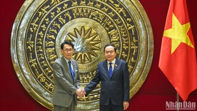National Assembly Chairman Tran Thanh Man (R) receives Tokai Kisaburo, member of the House of Representatives of Japan and Chairperson of the Policy Research Council under the Liberal Democratic Party (LDP) (Photo: NDO/Duy Linh)