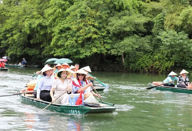 President of the Australian Senate Sue Lines and National Assembly Deputy Chairwoman Nguyen Thi Thanh visit the Trang An ecotourism site in Ninh Binh province. (Photo: VNA)